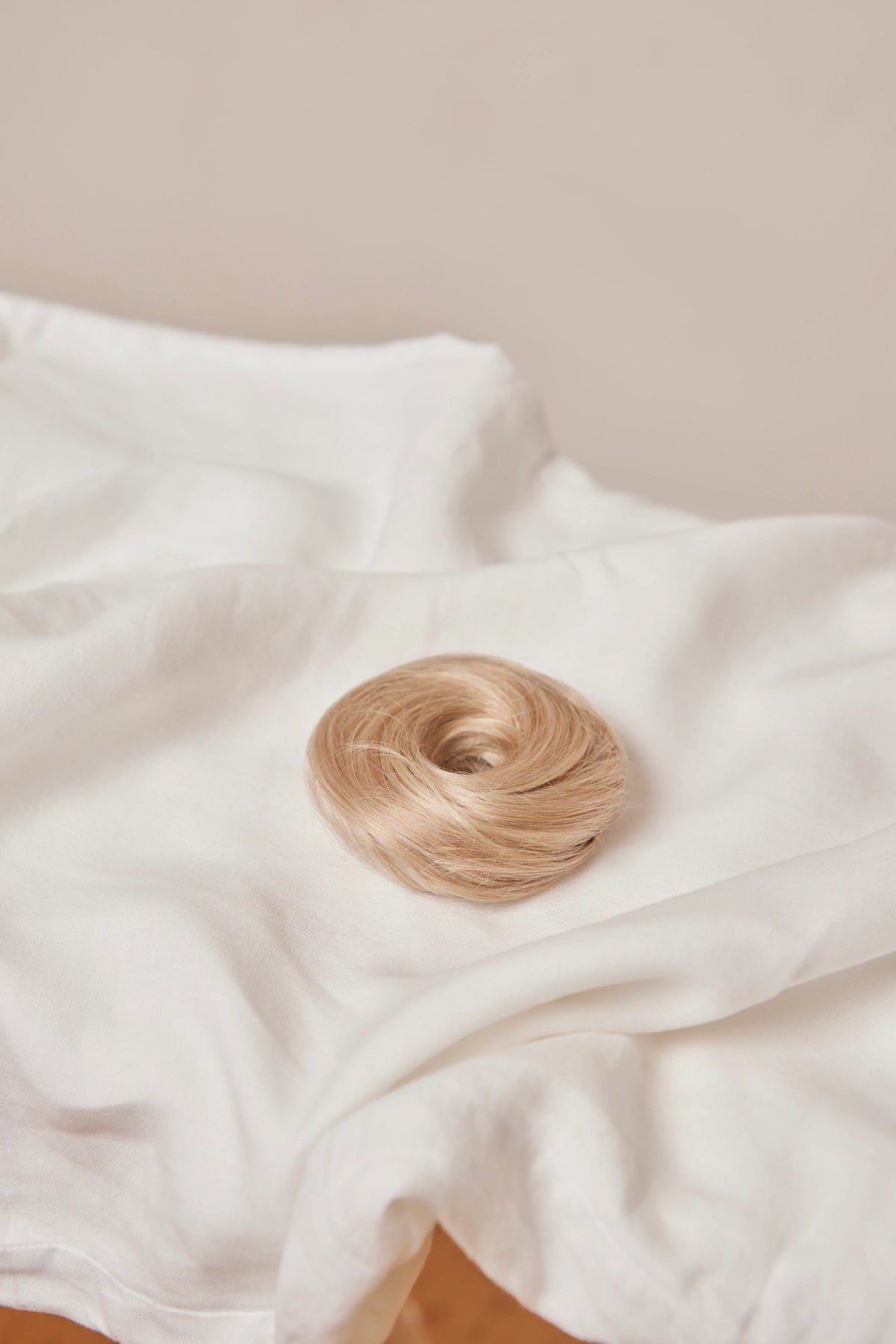 #18/60 Pearl Ash Blonde HL Messy Bun