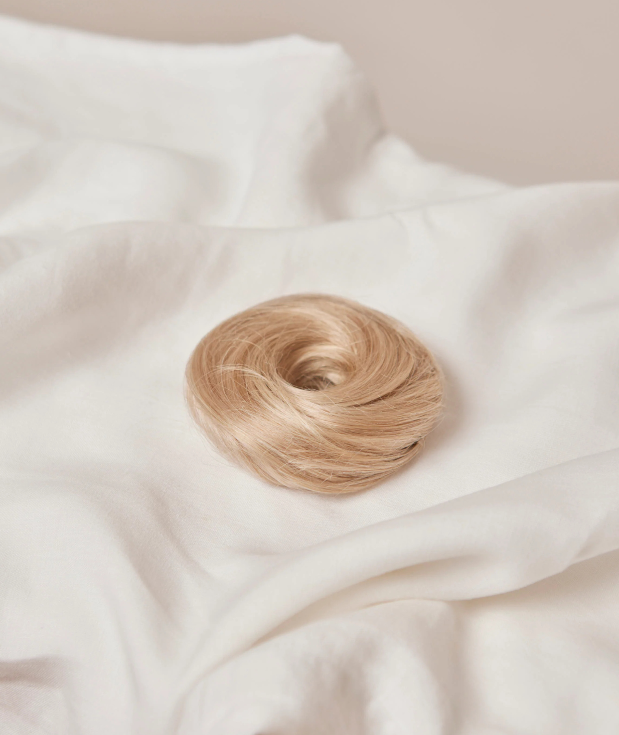 #18/60 Pearl Ash Blonde Highlights Messy Bun Hair Extensions (28g)