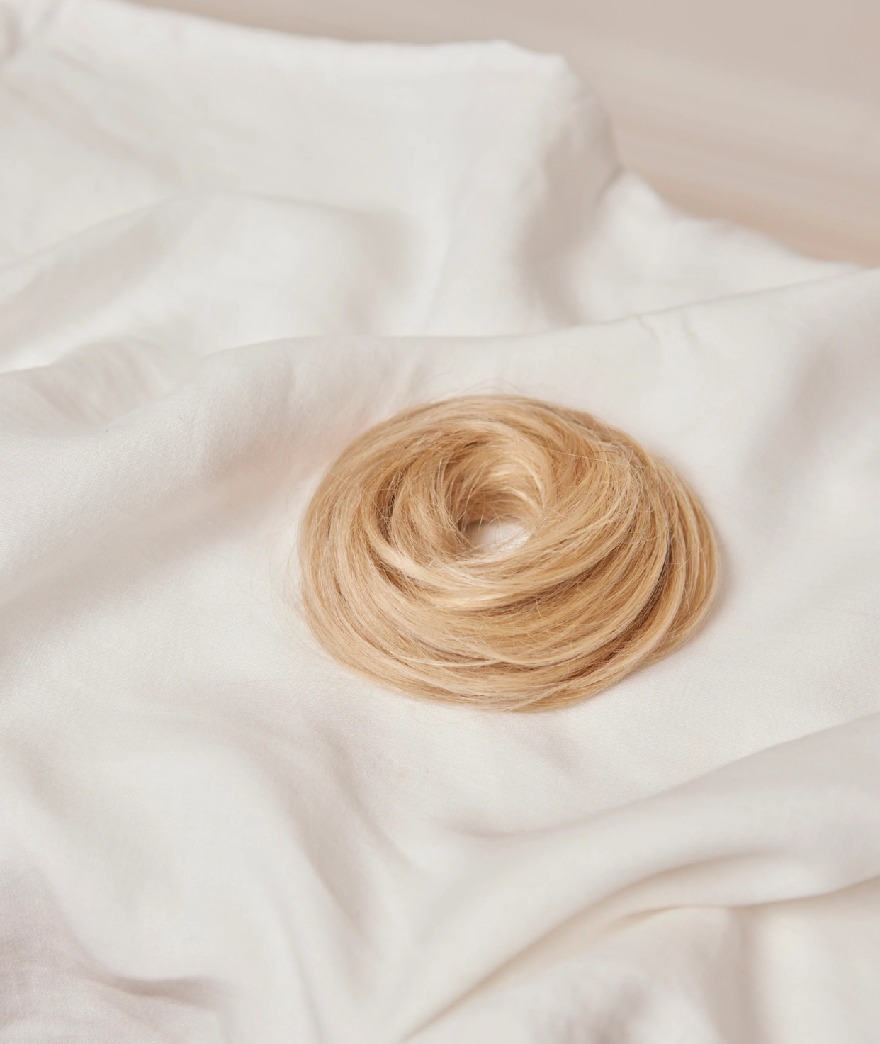 #18/613  Lightest Ash Blonde Highlights Messy Bun