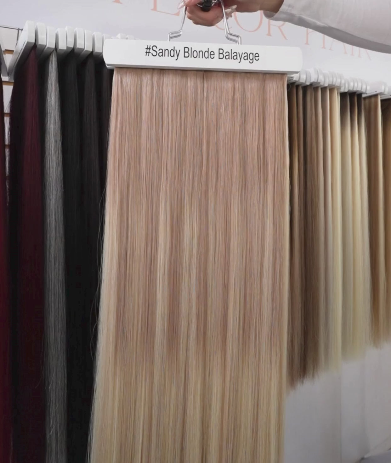 Load video: #Sandy Blonde Balayage Classic Clip In Hair Extensions 9pcs
